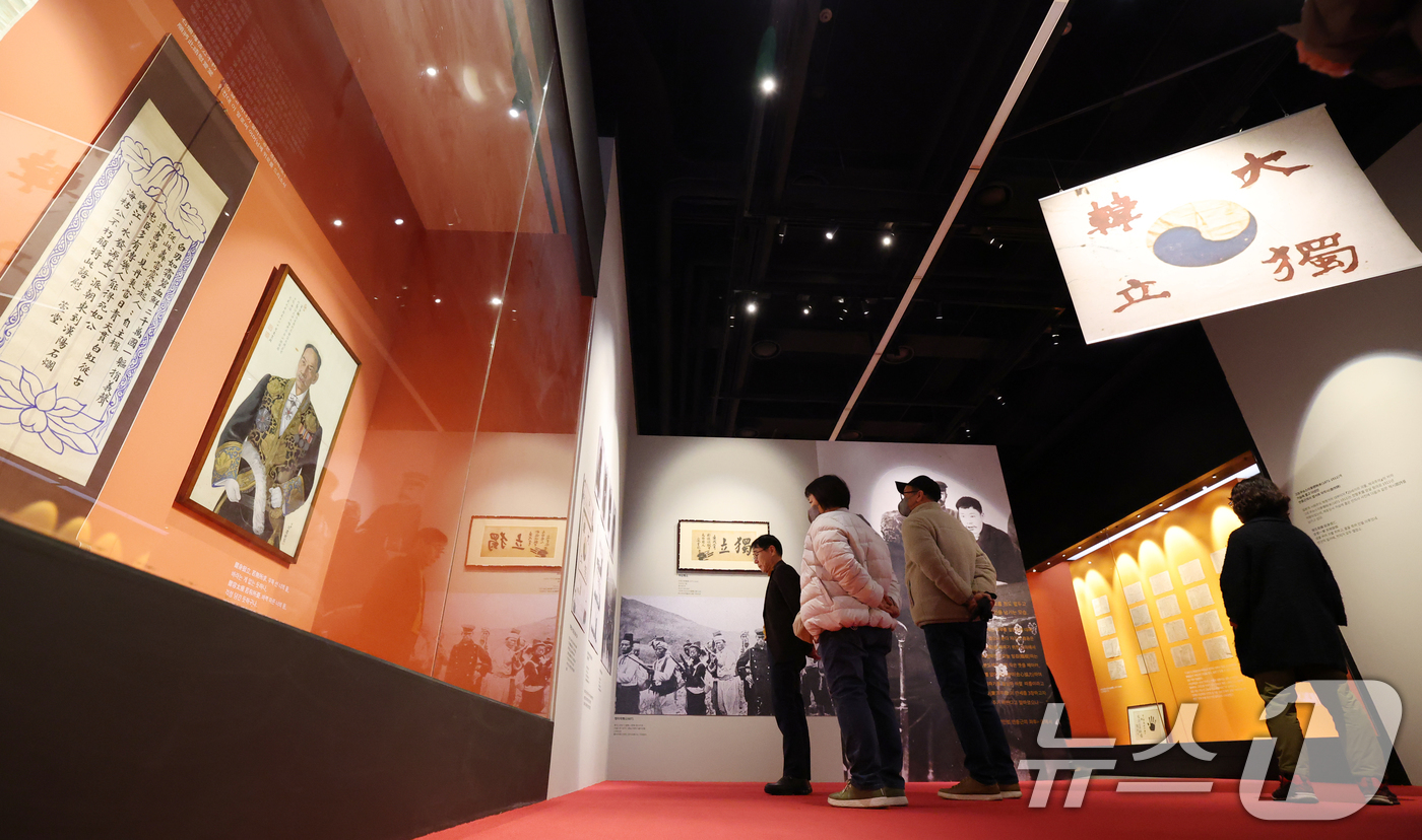 (용인=뉴스1) 김영운 기자 = 21일 경기 용인시 기흥구 경기도박물관 기증실에서 열린 안중근 의사를 조명하는 특별전 ‘동양지사, 안중근 - 통일이 독립이다’에서 관람객들이 전시를 …