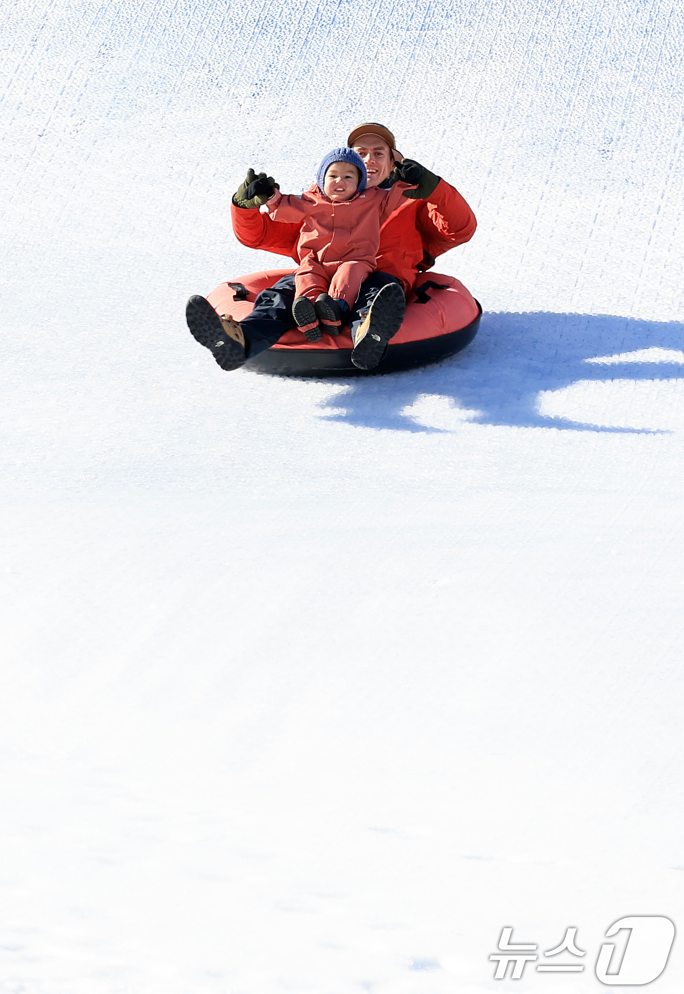 (서울=뉴스1) 이호윤 기자 = 21일 서초구 양재천 겨울눈놀이터를 찾은 시민들이 눈썰매를 즐기고 있다. 2025.12.21/뉴스1