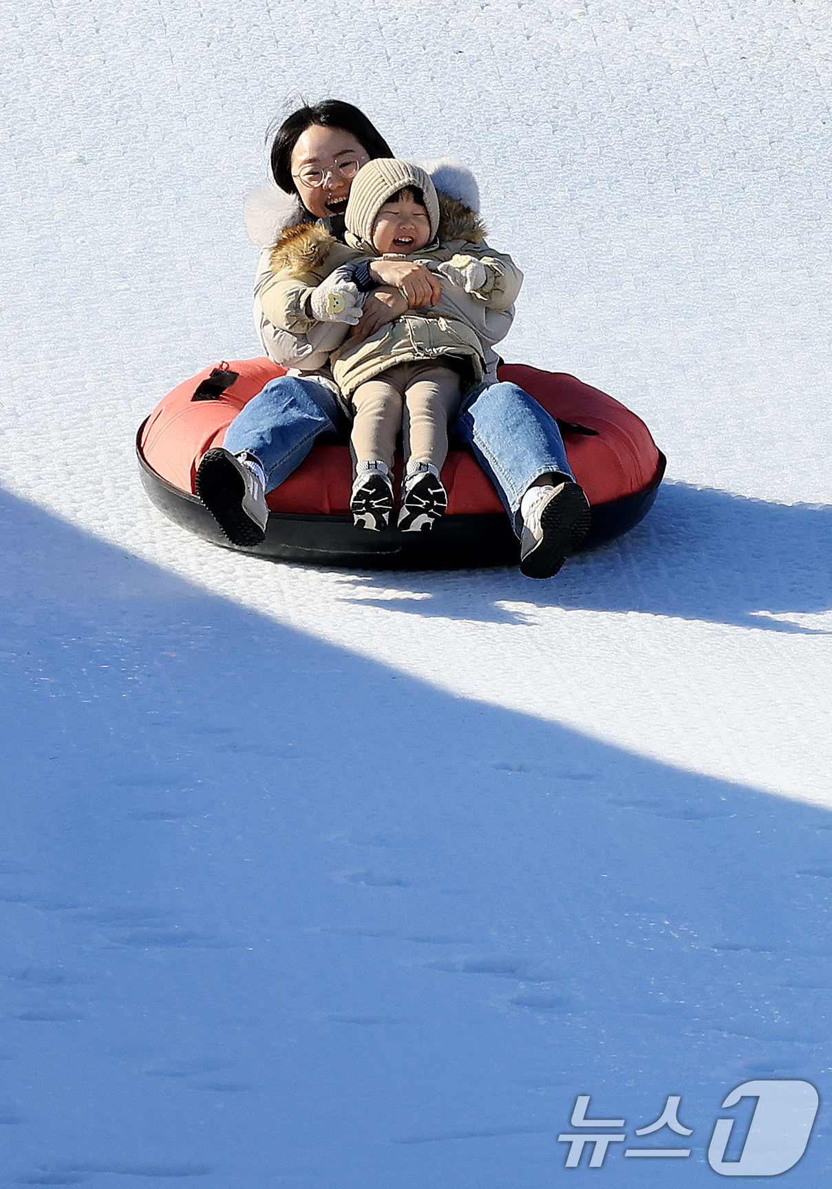 (서울=뉴스1) 이호윤 기자 = 21일 서초구 양재천 겨울눈놀이터를 찾은 시민들이 눈썰매를 즐기고 있다. 2025.12.21/뉴스1