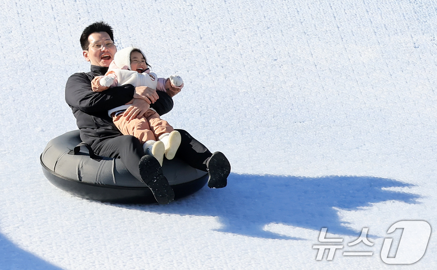 (서울=뉴스1) 이호윤 기자 = 21일 서초구 양재천 겨울눈놀이터를 찾은 시민들이 눈썰매를 즐기고 있다. 2025.12.21/뉴스1