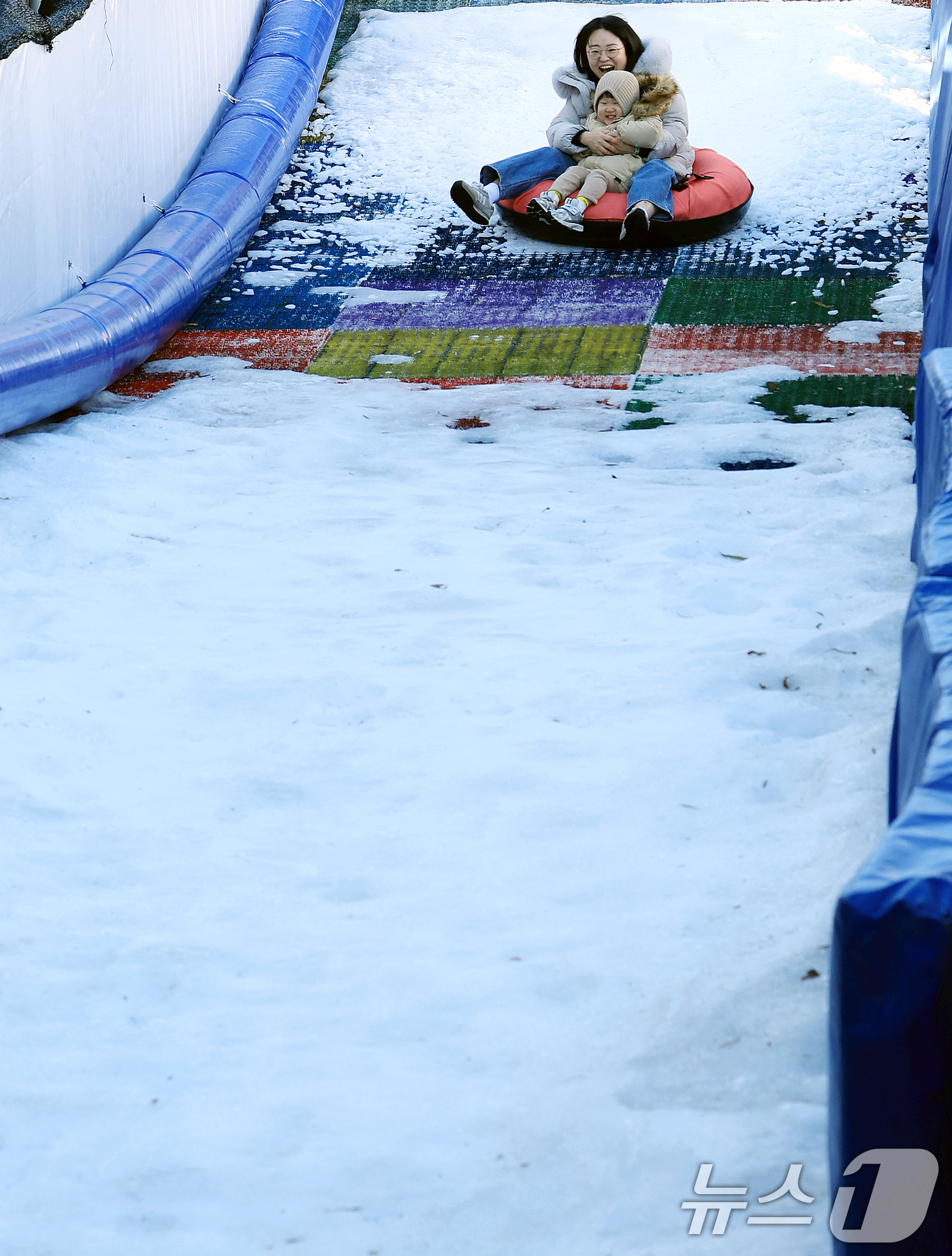 (서울=뉴스1) 이호윤 기자 = 21일 서초구 양재천 겨울눈놀이터를 찾은 시민들이 눈썰매를 즐기고 있다. 2025.12.21/뉴스1