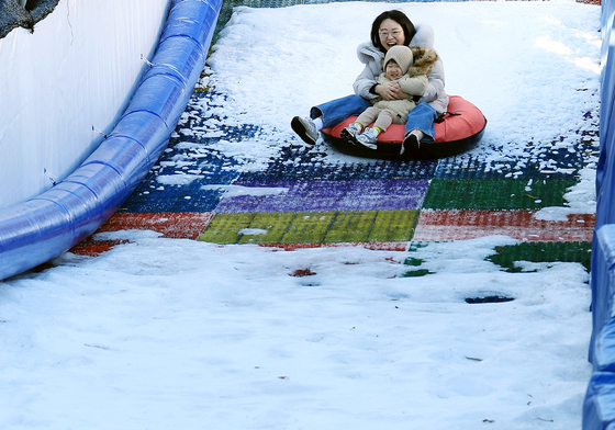 겨울에 즐기는 눈썰매 슬라이딩