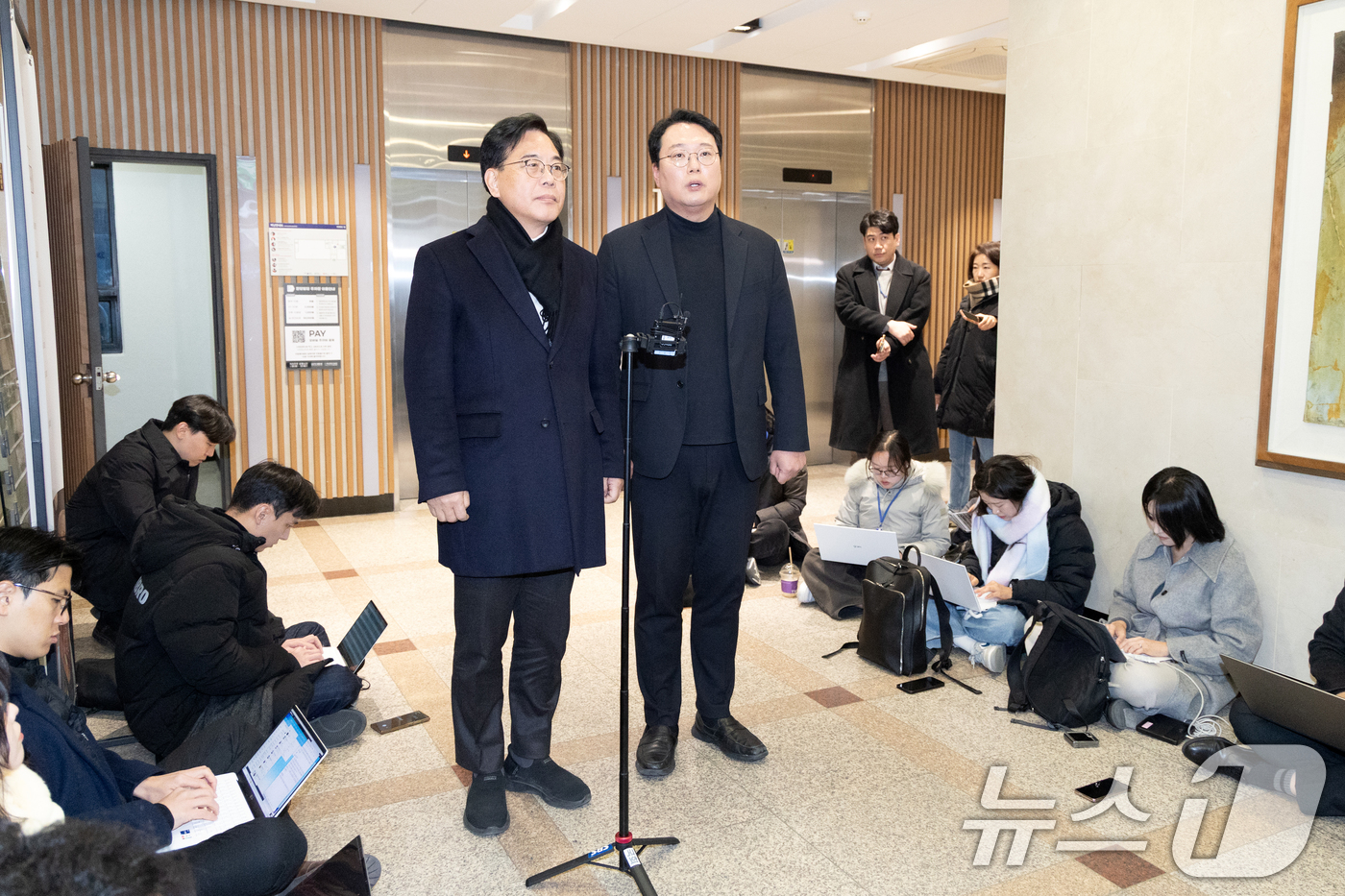 (서울=뉴스1) 이승배 기자 = 송언석 국민의힘 원내대표와 천하람 개혁신당 원내대표가 21일 서울 여의도의 한 식당에서 '통일교 특검법' 합의를 위한 오찬 회동을 마치고 브리핑하고 …