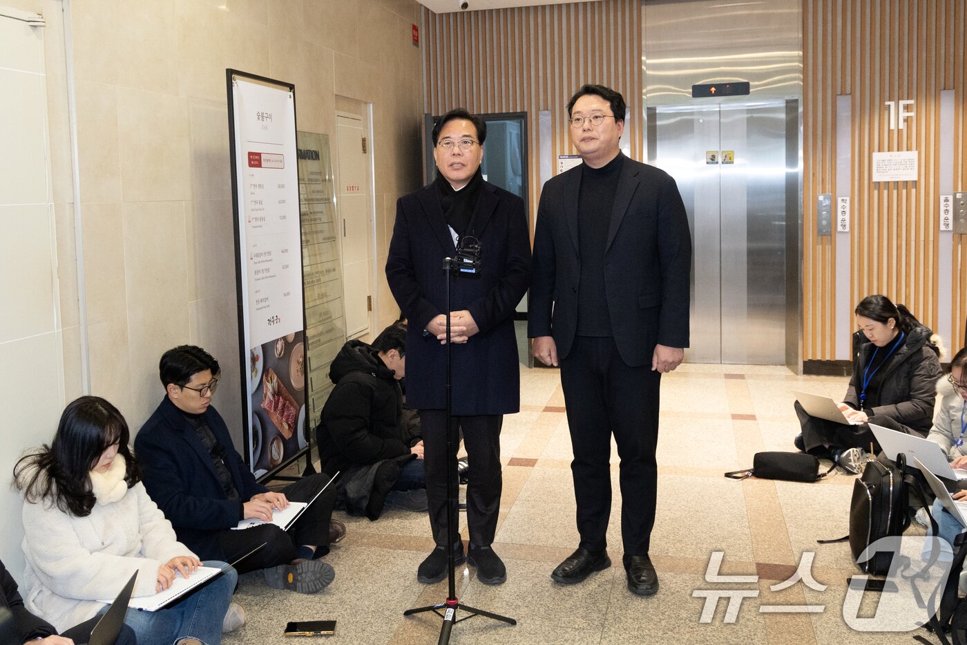 본문 이미지 - 송언석 국민의힘 원내대표와 천하람 개혁신당 원내대표가 21일 서울 여의도의 한 식당에서 '통일교 특검법' 합의를 위한 오찬 회동을 마치고 브리핑하고 있다. 2025.12.21/뉴스1 ⓒ News1 이승배 기자