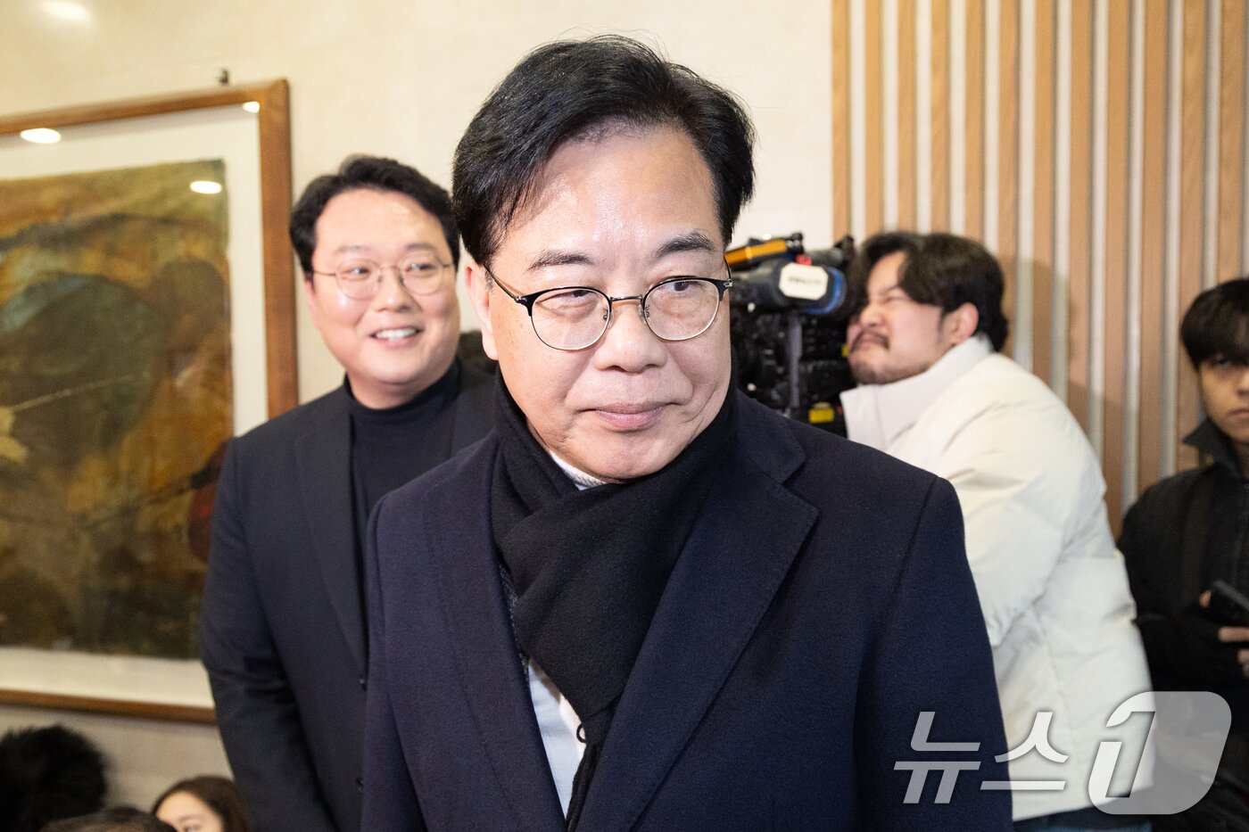 본문 이미지 - 송언석 국민의힘 원내대표와 천하람 개혁신당 원내대표가 21일 서울 여의도의 한 식당에서 '통일교 특검법' 합의를 위한 오찬 회동을 마치고 발걸음을 옮기고 있다. 2025.12.21/뉴스1 ⓒ News1 이승배 기자