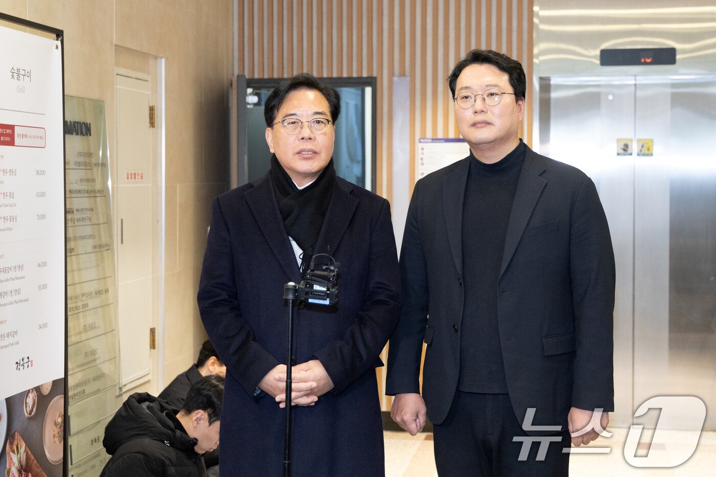 본문 이미지 - 송언석 국민의힘 원내대표와 천하람 개혁신당 원내대표가 지난 21일 서울 여의도의 한 식당에서 '통일교 특검법' 합의를 위한 오찬 회동을 마치고 브리핑하고 있다. 2025.12.21/뉴스1 ⓒ News1 이승배 기자