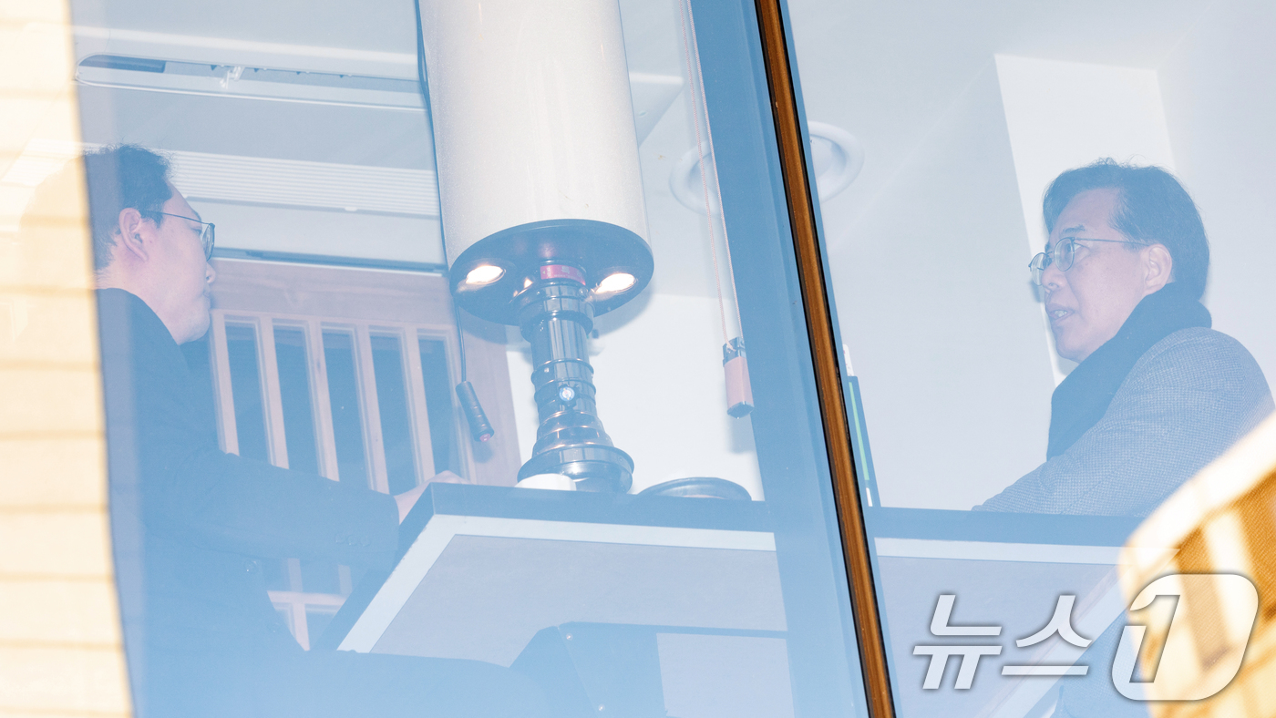 (서울=뉴스1) 이승배 기자 = 송언석 국민의힘 원내대표와 천하람 개혁신당 원내대표가 21일 서울 여의도의 한 식당에서 '통일교 특검법' 합의를 위한 오찬 회동을 하고 있다. 20 …