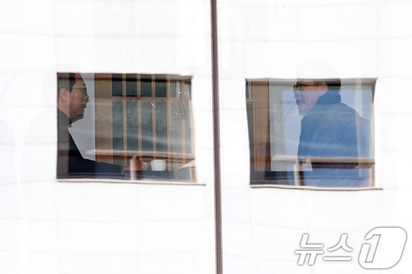 본문 이미지 - 송언석 국민의힘 원내대표와 천하람 개혁신당 원내대표가 21일 서울 여의도의 한 식당에서 '통일교 특검법' 합의를 위한 오찬 회동을 하고 있다. 2025.12.21/뉴스1 ⓒ News1 이승배 기자