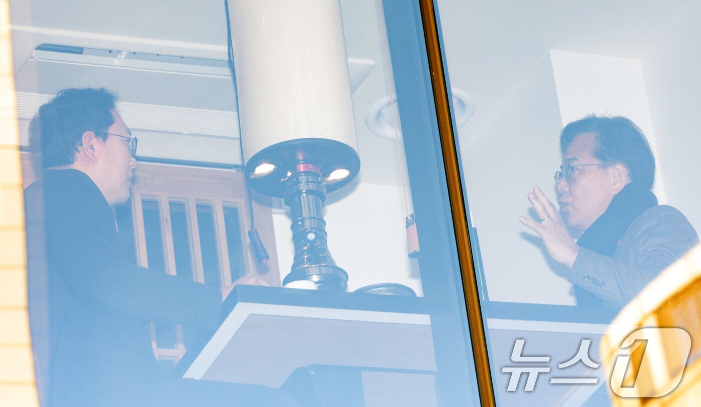 본문 이미지 - 송언석 국민의힘 원내대표와 천하람 개혁신당 원내대표가 21일 서울 여의도의 한 식당에서 '통일교 특검법' 합의를 위한 오찬 회동을 하고 있다. 2025.12.21/뉴스1 ⓒ News1 이승배 기자