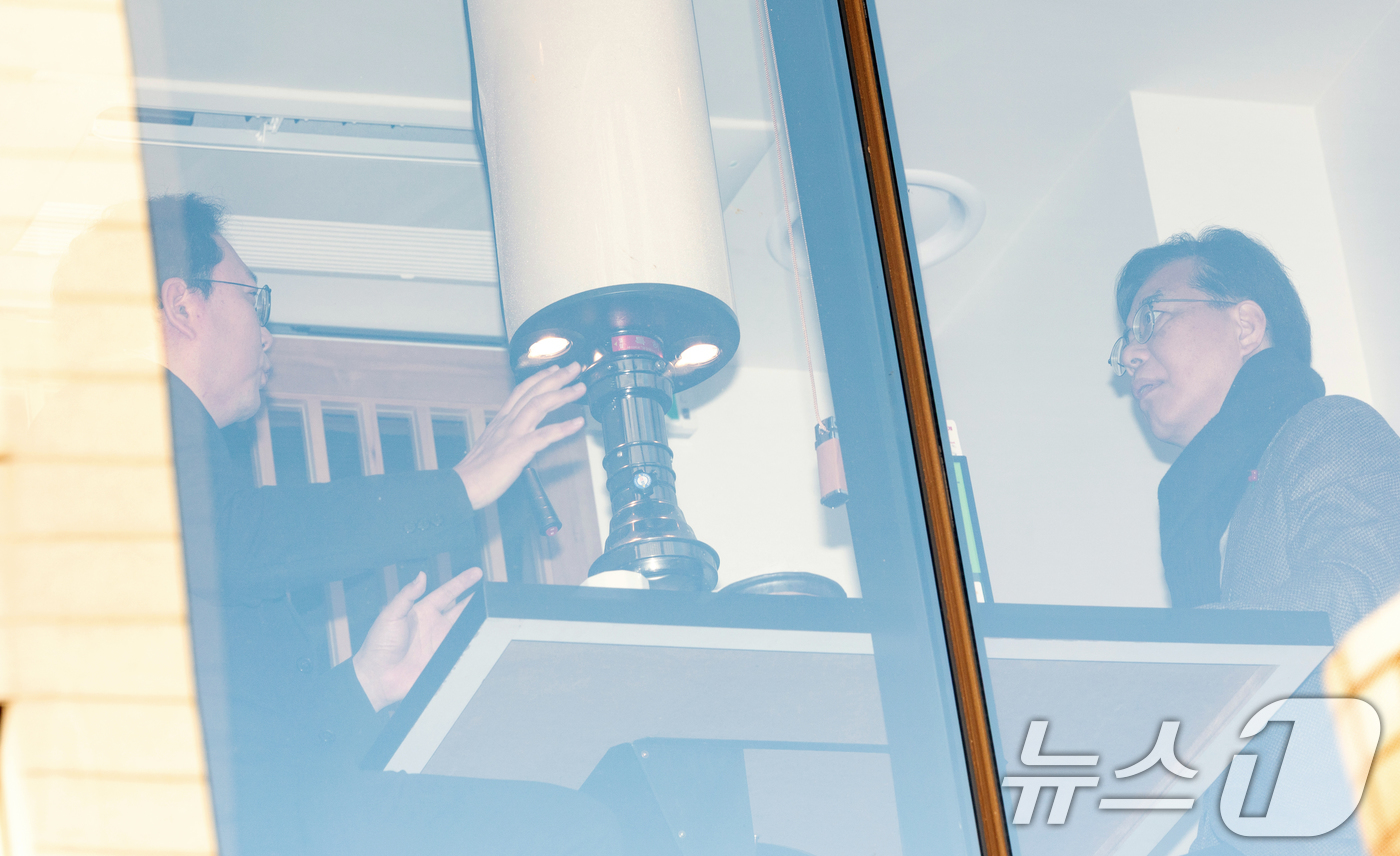 (서울=뉴스1) 이승배 기자 = 송언석 국민의힘 원내대표와 천하람 개혁신당 원내대표가 21일 서울 여의도의 한 식당에서 '통일교 특검법' 합의를 위한 오찬 회동을 하고 있다. 20 …