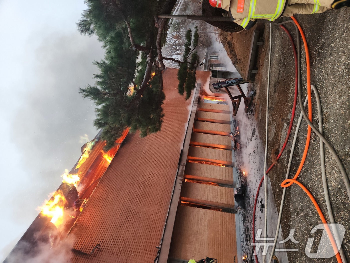 (인천=뉴스1) = 한국 개신교 선교의 중심지였던 인천 강화에 최초 설립된 강화교산교회에 불이 나 건물 내부가 타고 6시간 만에 진화됐다.21일 인천소방본부에 따르면 전날 오전 7 …