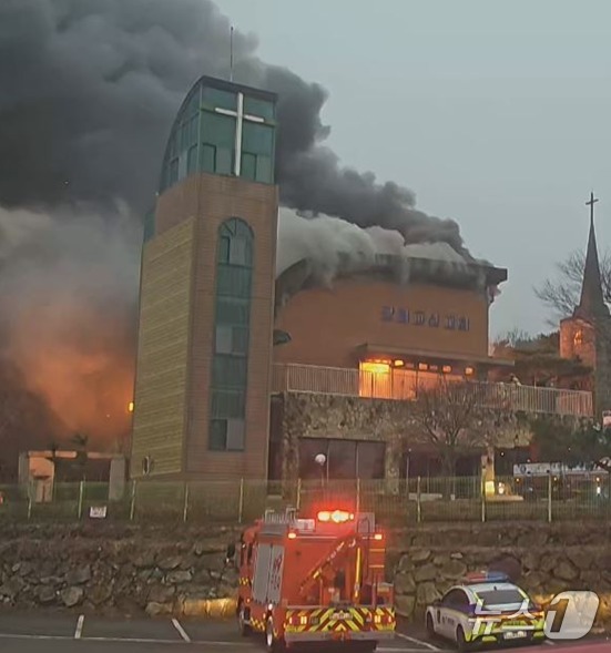 (인천=뉴스1) = 한국 개신교 선교의 중심지였던 인천 강화에 최초 설립된 강화교산교회에 불이 나 건물 내부가 타고 6시간 만에 진화됐다.21일 인천소방본부에 따르면 전날 오전 7 …