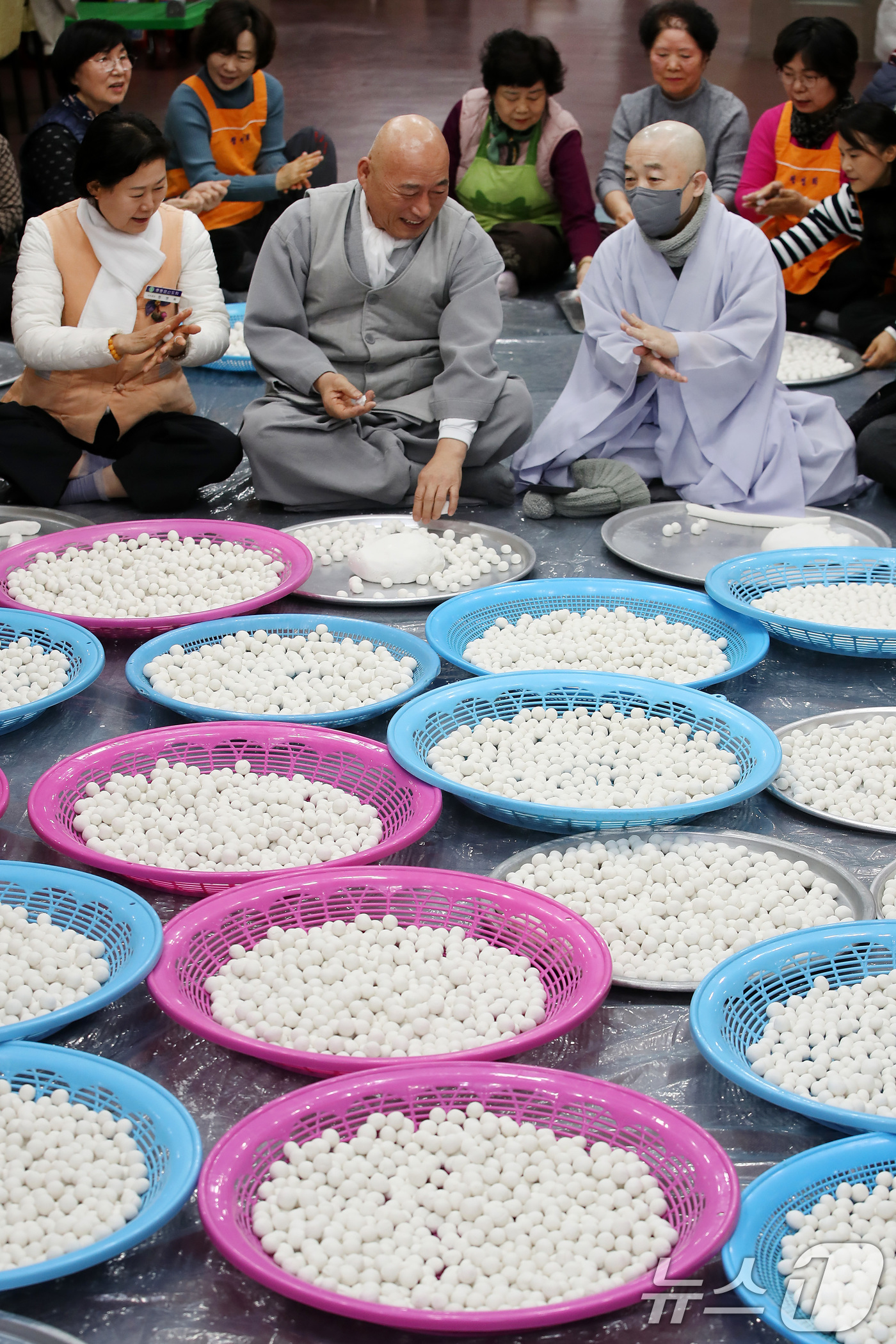 (대구=뉴스1) 공정식 기자 = 동지(冬至)를 하루 앞둔 21일 대구 남구 한국불교대학 대관음사 공양간에 둘러앉은 스님과 불자들이 팥죽에 넣을 새알심을 정성스레 빚고 있다. 202 …