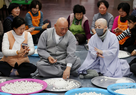 동지 앞두고 새알심 빚기