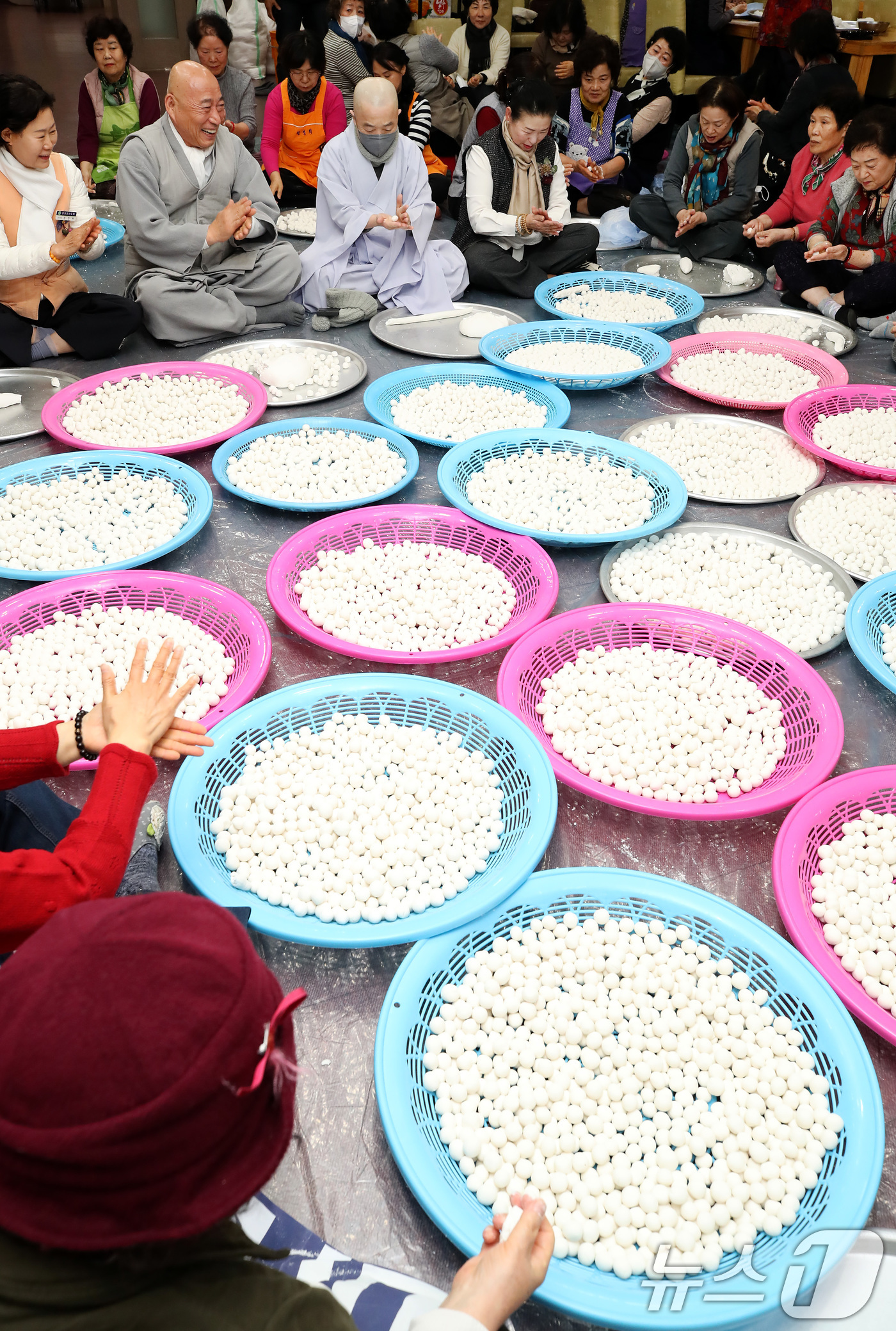 (대구=뉴스1) 공정식 기자 = 동지(冬至)를 하루 앞둔 21일 대구 남구 한국불교대학 대관음사 공양간에 둘러앉은 스님과 불자들이 팥죽에 넣을 새알심을 정성스레 빚고 있다. 202 …