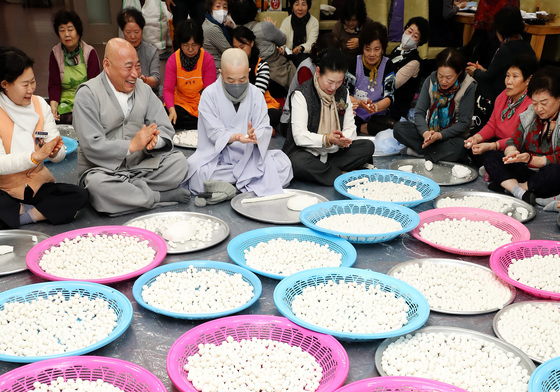 옹기종기 둘러앉아 새알심 빚어요