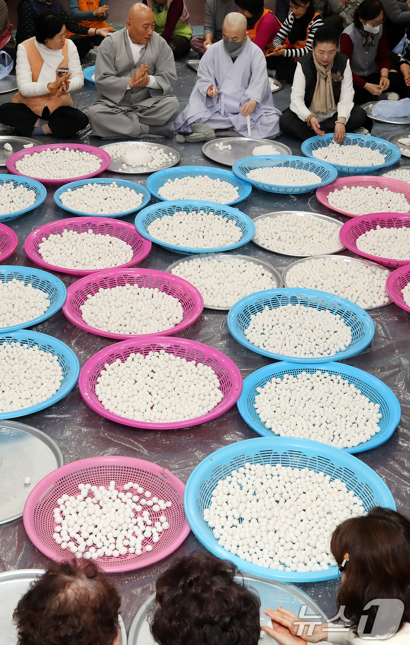 (대구=뉴스1) 공정식 기자 = 동지(冬至)를 하루 앞둔 21일 대구 남구 한국불교대학 대관음사 공양간에 둘러앉은 스님과 불자들이 팥죽에 넣을 새알심을 정성스레 빚고 있다. 202 …