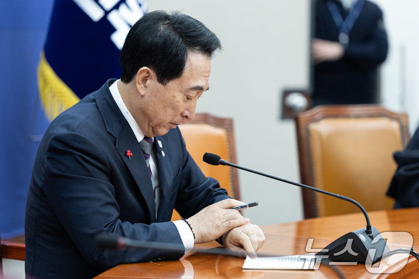 (서울=뉴스1) 이승배 기자 = 박수현 더불어민주당 수석대변인이 21일 서울 여의도 국회에서 열린 기자간담회에서 시각을 확인하고 있다. 2025.12.21/뉴스1