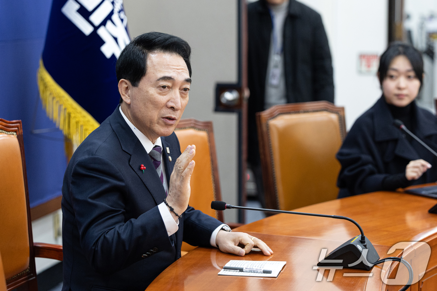 (서울=뉴스1) 이승배 기자 = 박수현 더불어민주당 수석대변인이 21일 서울 여의도 국회에서 열린 기자간담회에서 발언하고 있다. 2025.12.21/뉴스1