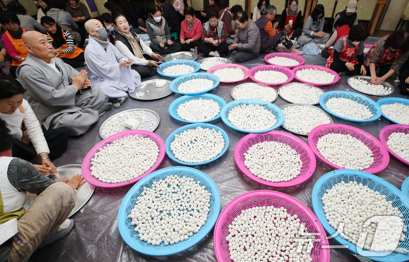 (대구=뉴스1) 공정식 기자 = 동지(冬至)를 하루 앞둔 21일 대구 남구 한국불교대학 대관음사 공양간에 둘러앉은 스님과 불자들이 팥죽에 넣을 새알심을 정성스레 빚고 있다. 202 …