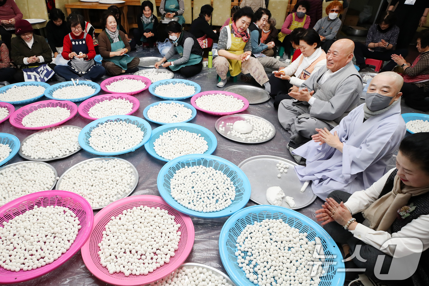 (대구=뉴스1) 공정식 기자 = 동지(冬至)를 하루 앞둔 21일 대구 남구 한국불교대학 대관음사 공양간에 둘러앉은 스님과 불자들이 팥죽에 넣을 새알심을 정성스레 빚고 있다. 202 …