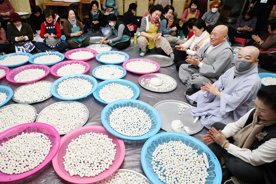 정성으로 빚는 동지 팥죽 새알심