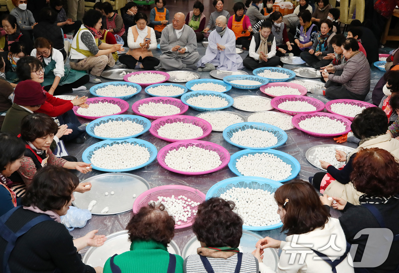 (대구=뉴스1) 공정식 기자 = 동지(冬至)를 하루 앞둔 21일 대구 남구 한국불교대학 대관음사 공양간에 둘러앉은 스님과 불자들이 팥죽에 넣을 새알심을 정성스레 빚고 있다. 202 …