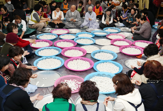 옹기종기 둘러앉아 새알심 빚어요