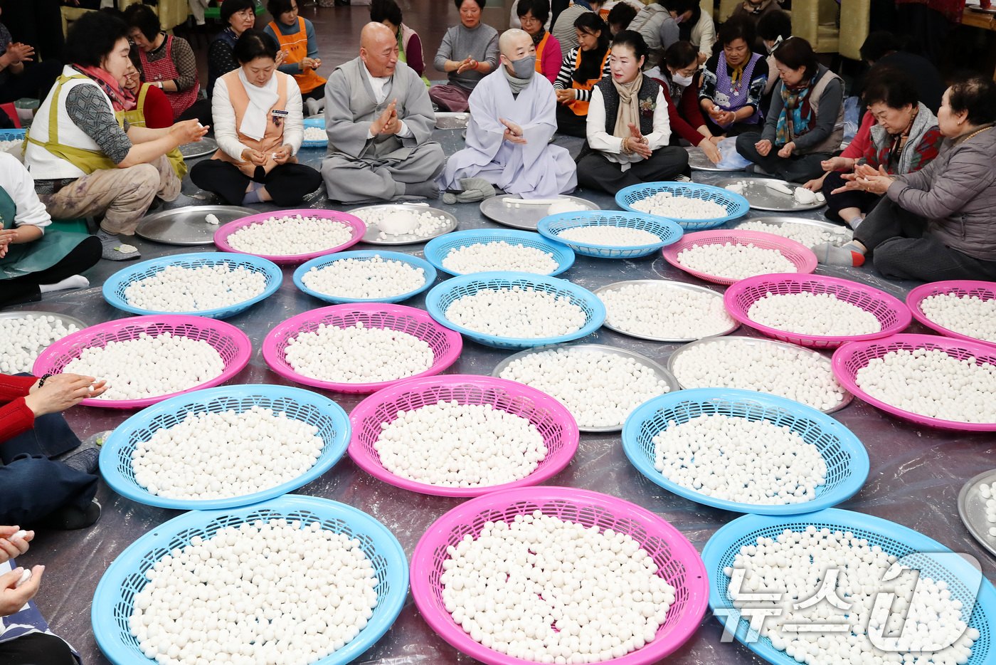 (대구=뉴스1) 공정식 기자 = 동지(冬至)를 하루 앞둔 21일 대구 남구 한국불교대학 대관음사 공양간에 둘러앉은 스님과 불자들이 팥죽에 넣을 새알심을 정성스레 빚고 있다. 202 …