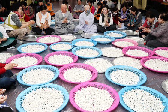 동지 앞두고 새알심 빚기