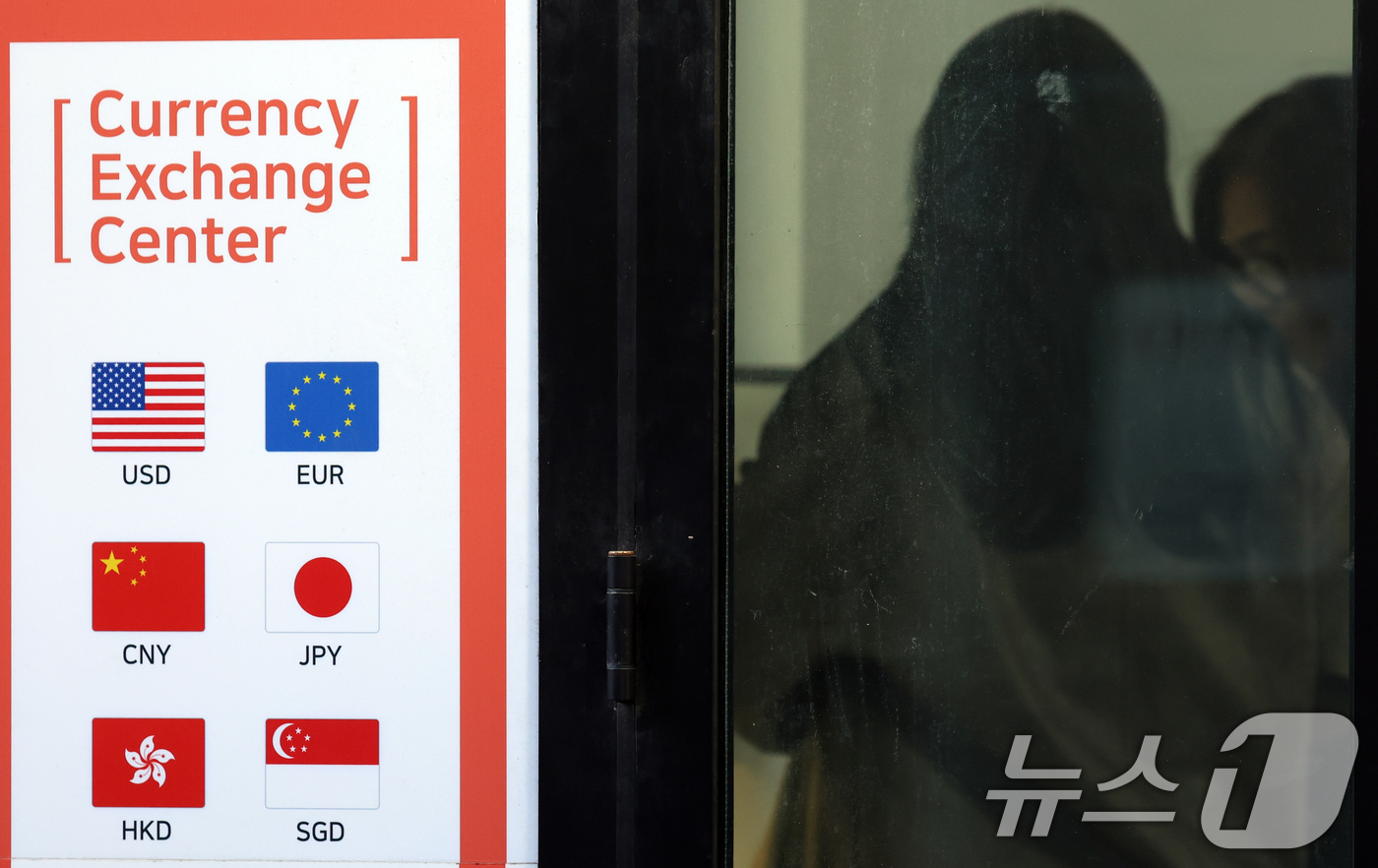 (서울=뉴스1) 김명섭 기자 = 일본은행의 기준금리 인상에도 엔화 약세 흐름이 꺾이지 않고 있다. 19일(현지시간) 뉴욕 외환시장에서 엔/달러 환율은 1달러당 157엔대 후반까지 …