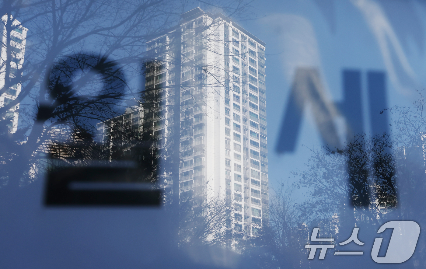 (서울=뉴스1) 김민지 기자 = 올해 서울 아파트 월세 상승률이 처음으로 3%대를 넘기며 역대 최고치를 기록했다.21일 한국부동산원에 따르면 올해 1∼11월 서울 아파트 월세는 3 …