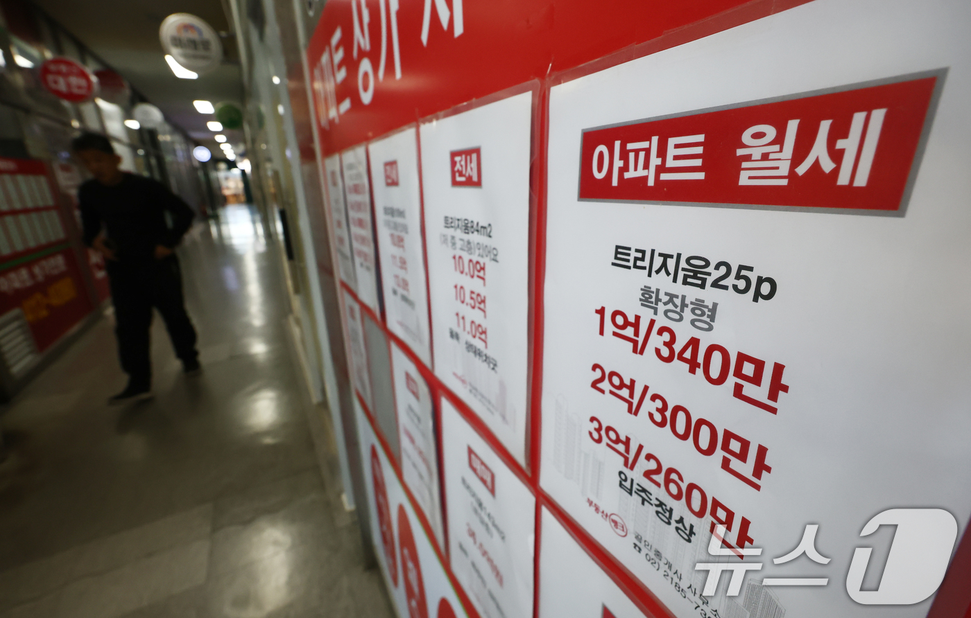 (서울=뉴스1) 김민지 기자 = 올해 서울 아파트 월세 상승률이 처음으로 3%대를 넘기며 역대 최고치를 기록했다.21일 한국부동산원에 따르면 올해 1∼11월 서울 아파트 월세는 3 …