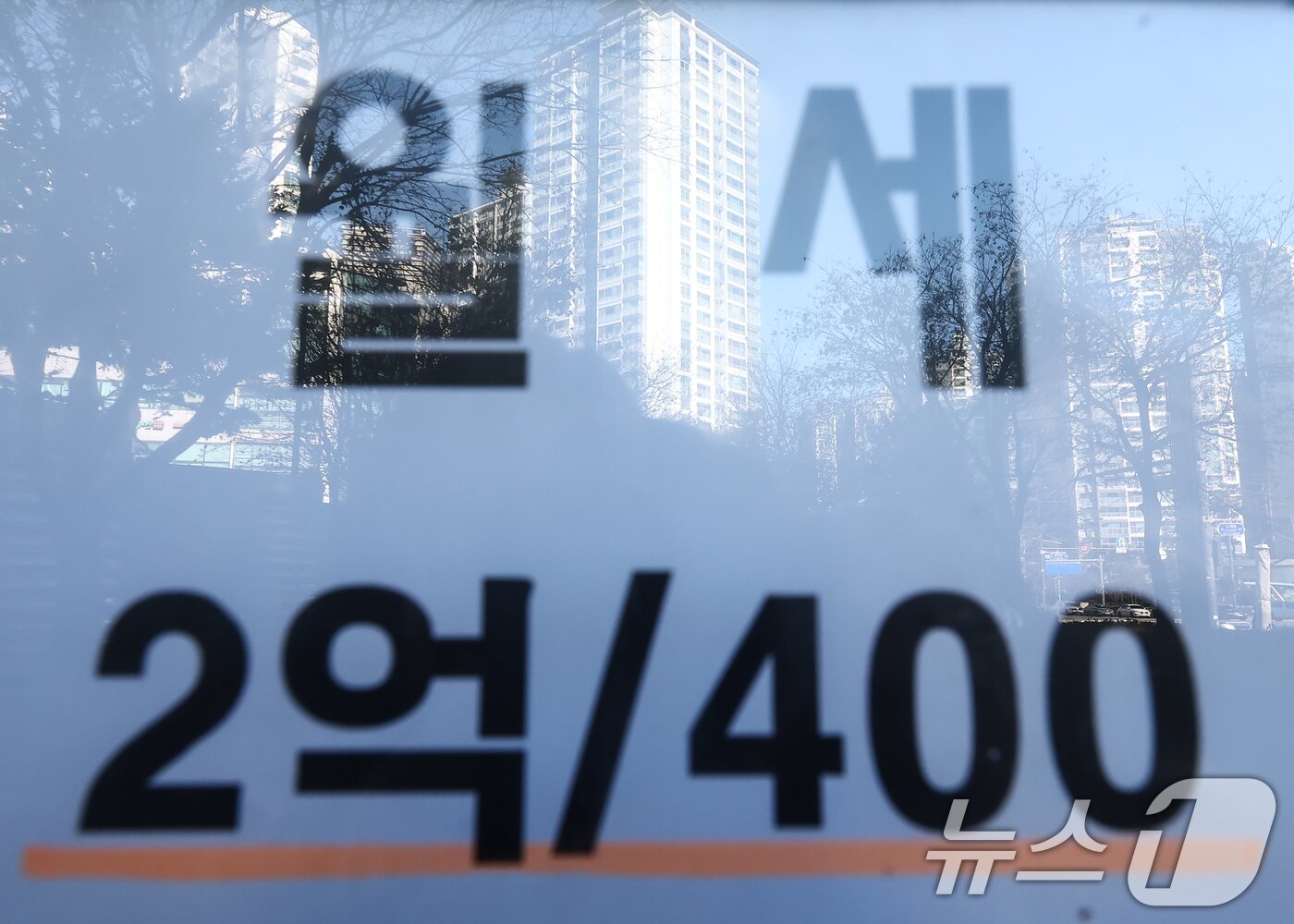 본문 이미지 -  서울 시내의 한 부동산 상가에 비친 아파트 모습.(자료 사진) ⓒ 뉴스1 김민지 기자