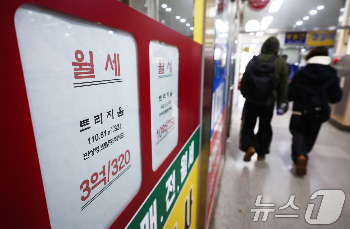 (서울=뉴스1) 김민지 기자 = 올해 서울 아파트 월세 상승률이 처음으로 3%대를 넘기며 역대 최고치를 기록했다.21일 한국부동산원에 따르면 올해 1∼11월 서울 아파트 월세는 3 …