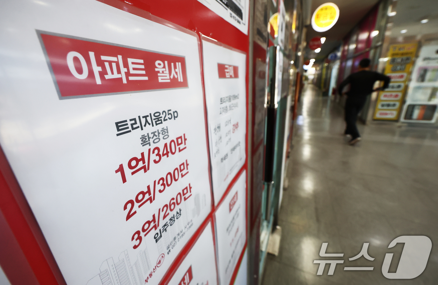 (서울=뉴스1) 김민지 기자 = 올해 서울 아파트 월세 상승률이 처음으로 3%대를 넘기며 역대 최고치를 기록했다.21일 한국부동산원에 따르면 올해 1∼11월 서울 아파트 월세는 3 …