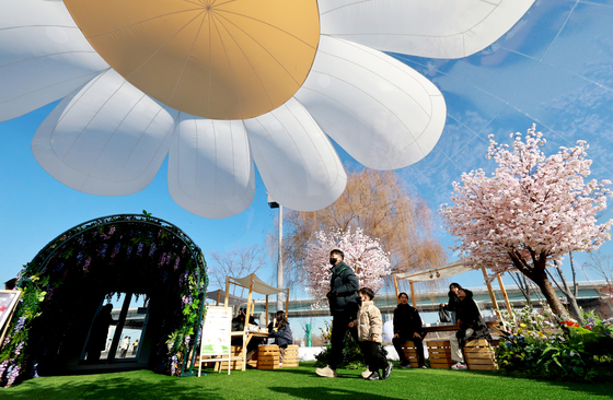 겨울에 만나보는 따스한 '봄꽃 에어돔'