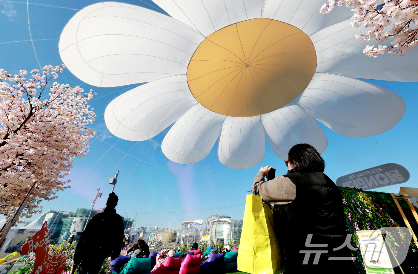 (서울=뉴스1) 이호윤 기자 = 21일 서울 서초구 반포한강공원에서 열린 2025 한강페스티벌 '봄ON한강'을 찾은 시민들이 봄꽃 에어돔을 둘러보고 있다. 2025.12.21/뉴스 …