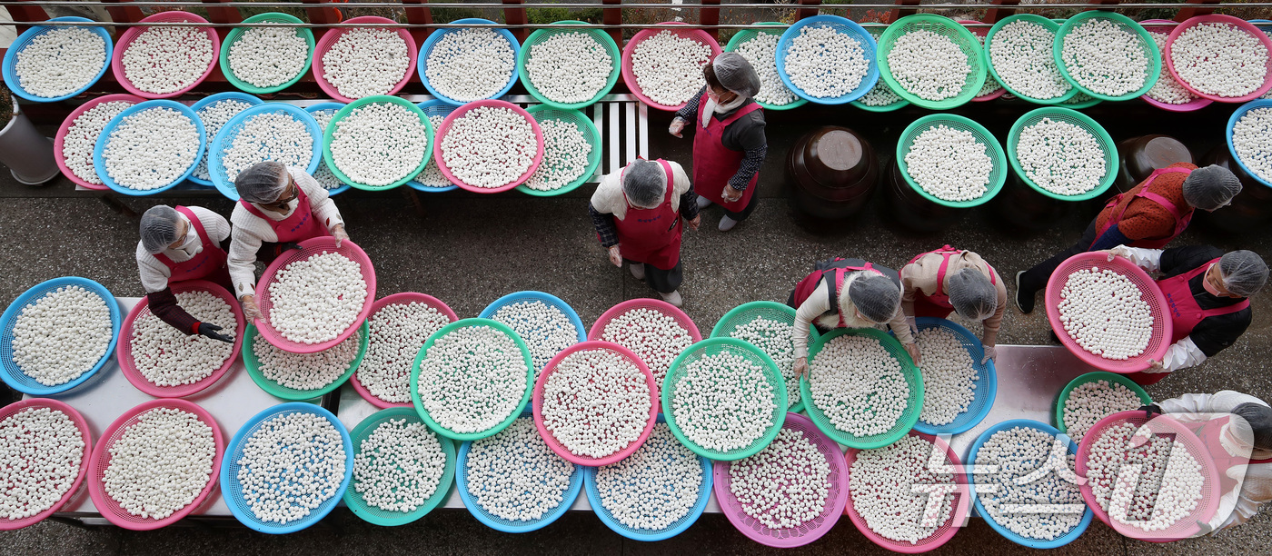 (부산=뉴스1) 윤일지 기자 = 절기상 동지(冬至)를 하루 앞둔 21일 부산 부산진구 삼광사에서 신도들이 팥죽에 넣을 새알심을 건조하고 있다.  2025.12.21/뉴스1