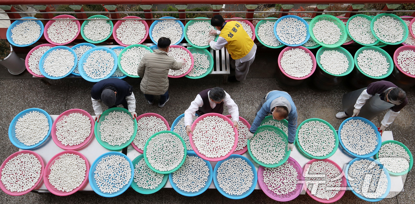 (부산=뉴스1) 윤일지 기자 = 절기상 동지(冬至)를 하루 앞둔 21일 부산 부산진구 삼광사에서 신도들이 팥죽에 넣을 새알심을 건조하고 있다.  2025.12.21/뉴스1