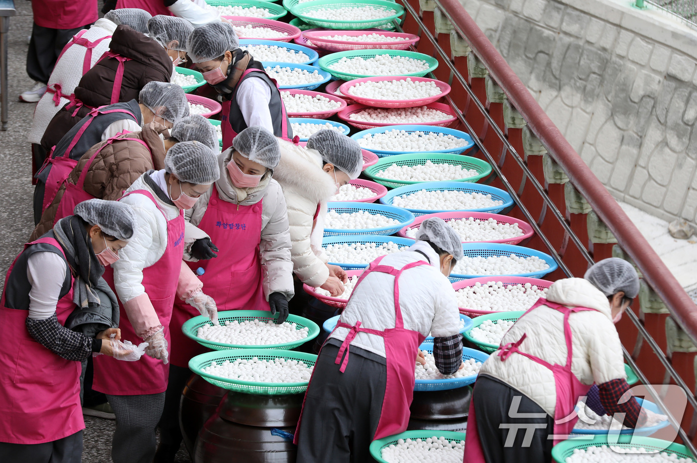 (부산=뉴스1) 윤일지 기자 = 절기상 동지(冬至)를 하루 앞둔 21일 부산 부산진구 삼광사에서 신도들이 팥죽에 넣을 새알심을 건조하고 있다.  2025.12.21/뉴스1