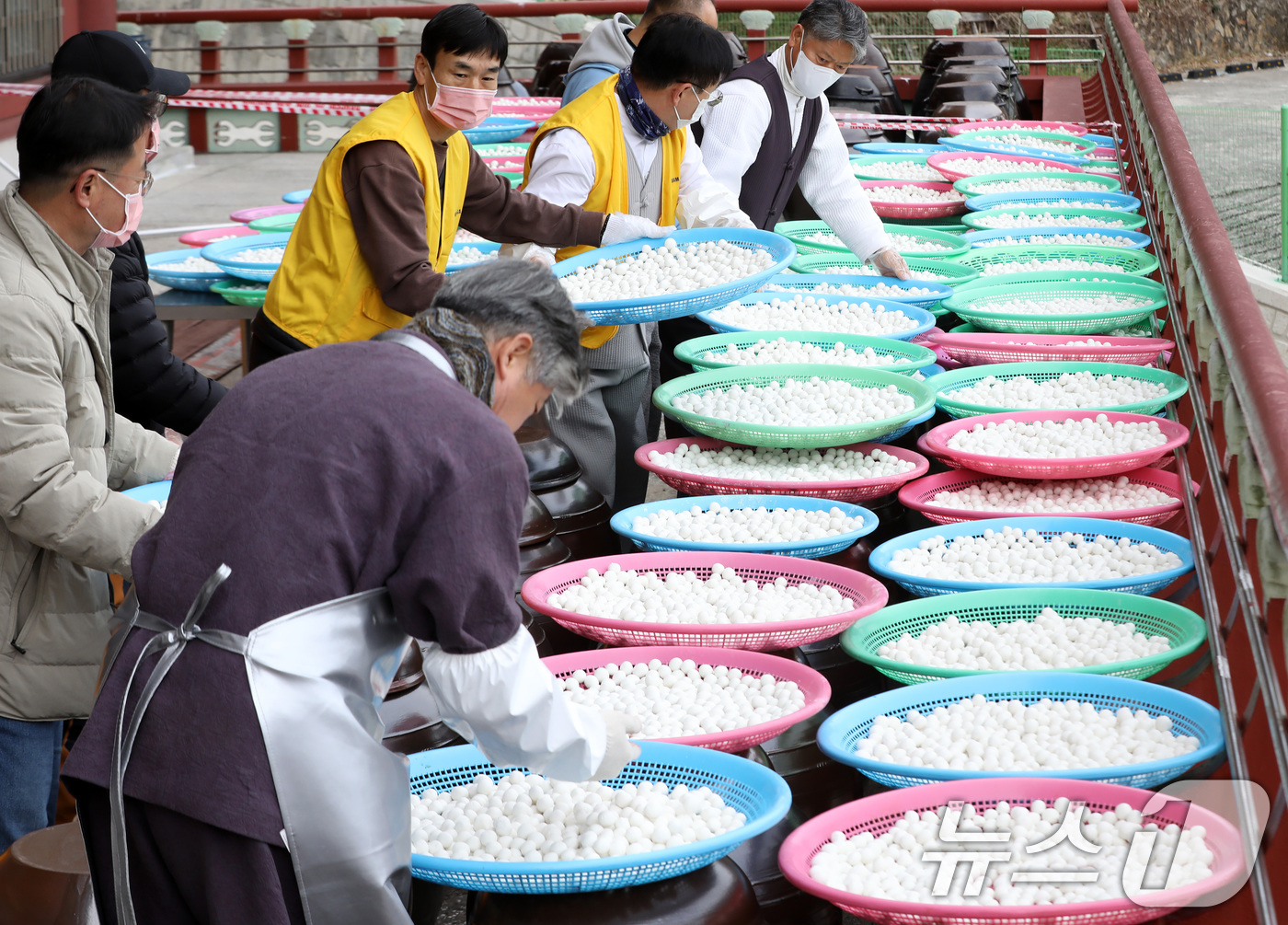 (부산=뉴스1) 윤일지 기자 = 절기상 동지(冬至)를 하루 앞둔 21일 부산 부산진구 삼광사에서 신도들이 팥죽에 넣을 새알심을 건조하고 있다.  2025.12.21/뉴스1