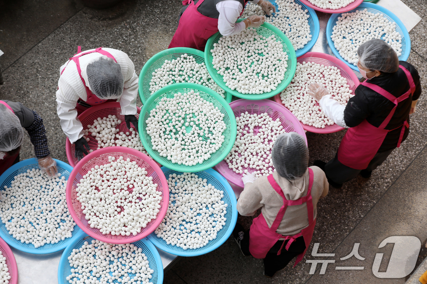 (부산=뉴스1) 윤일지 기자 = 절기상 동지(冬至)를 하루 앞둔 21일 부산 부산진구 삼광사에서 신도들이 팥죽에 넣을 새알심을 건조하고 있다.  2025.12.21/뉴스1