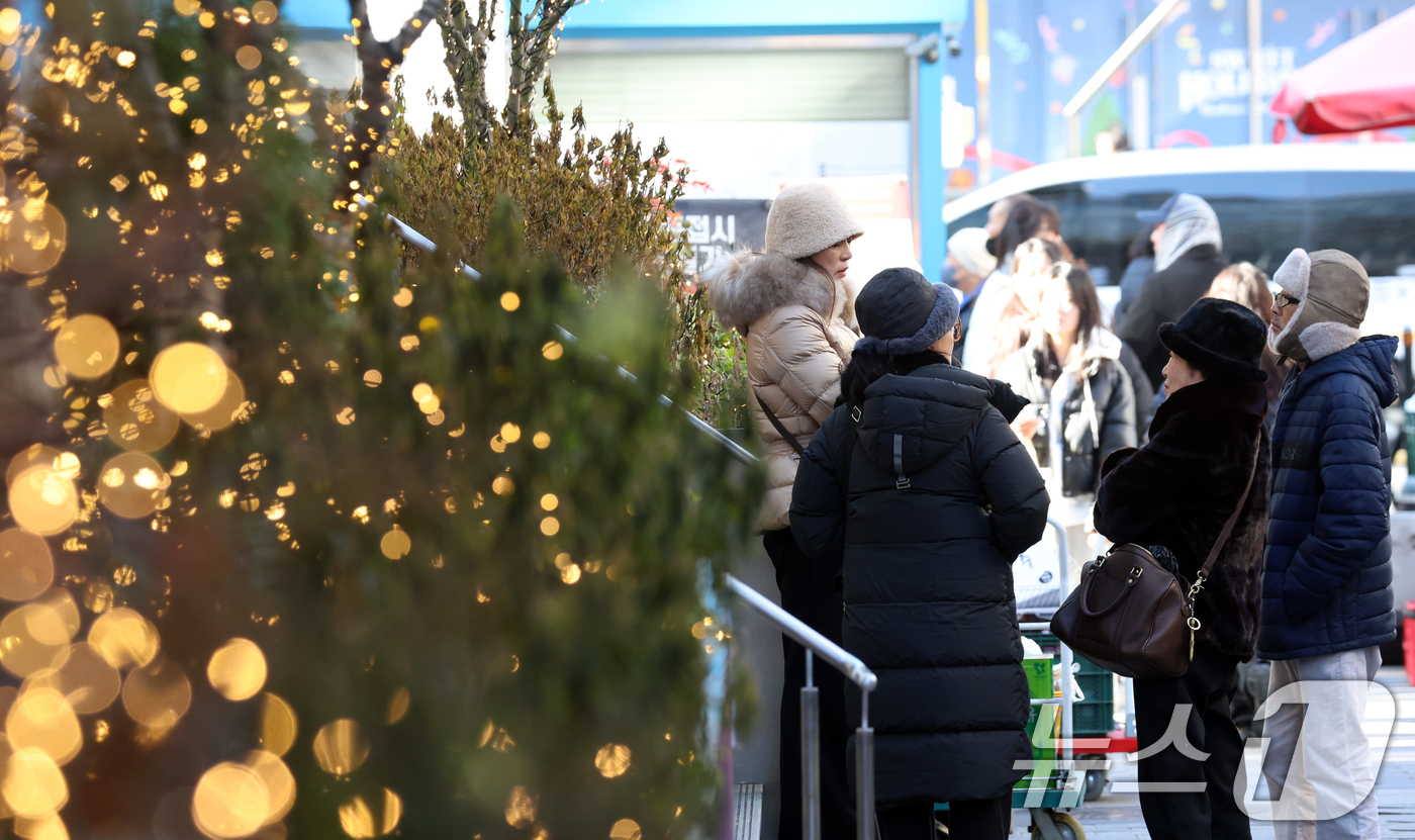 (서울=뉴스1) 김명섭 기자 = 휴일인 21일 서울 명동에서 시민들이 추운 날씨속에서 연말을 보내고 있다. 이날 서울 낮기온은 2도를 보였다. 한편 연중 밤의 길이가 가장 긴 동지 …