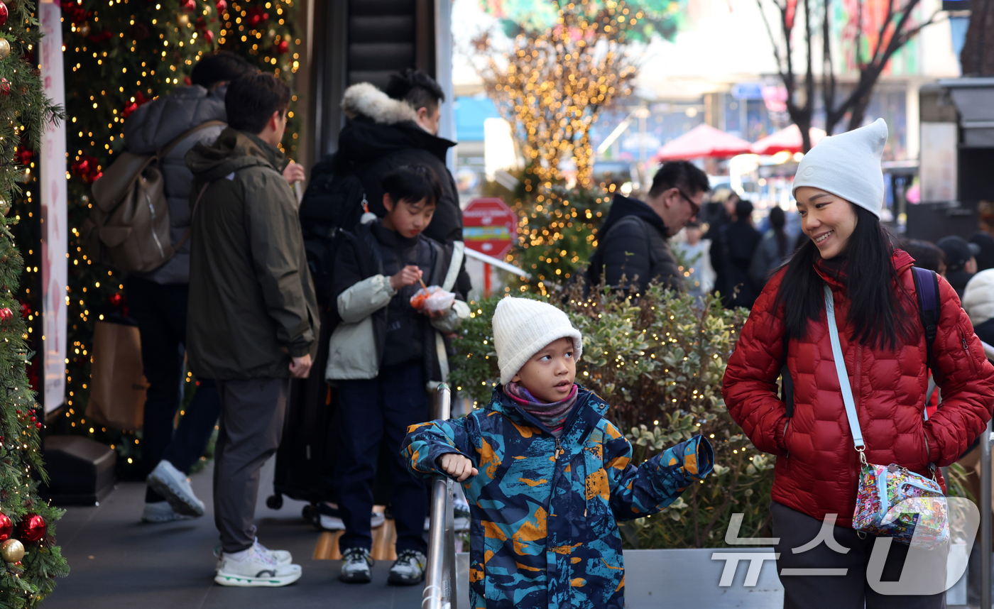 (서울=뉴스1) 김명섭 기자 = 휴일인 21일 서울 명동에서 외국인 관광객들이 추운 날씨속에서 연말을 보내고 있다. 이날 서울 낮기온은 2도를 보였다. 한편 연중 밤의 길이가 가장 …
