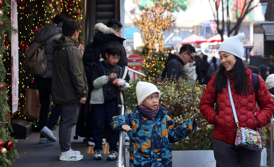 추위 속 연말 명동, 외국인 관광객 발길 이어져