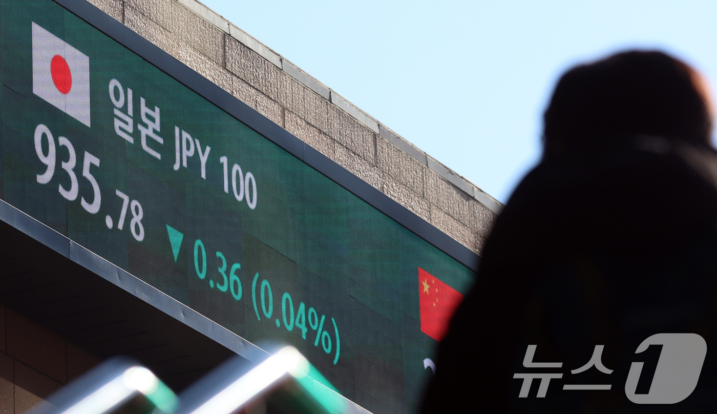 (서울=뉴스1) 김명섭 기자 = 일본은행의 기준금리 인상에도 엔화 약세 흐름이 꺾이지 않고 있다. 19일(현지시간) 뉴욕 외환시장에서 엔/달러 환율은 1달러당 157엔대 후반까지 …