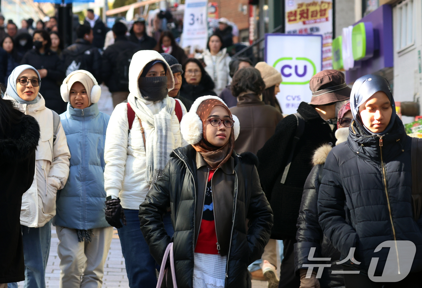 (서울=뉴스1) 김명섭 기자 = 휴일인 21일 서울 명동에서 외국인 관광객들이 추운 날씨속에서 연말을 보내고 있다. 이날 서울 낮기온은 2도를 보였다. 한편 연중 밤의 길이가 가장 …