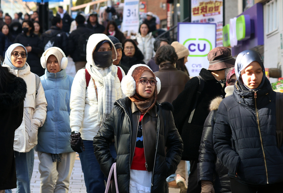 찬바람 불며 찾아온 추위, 두터운 옷차림으로 명동 찾은 외국인들