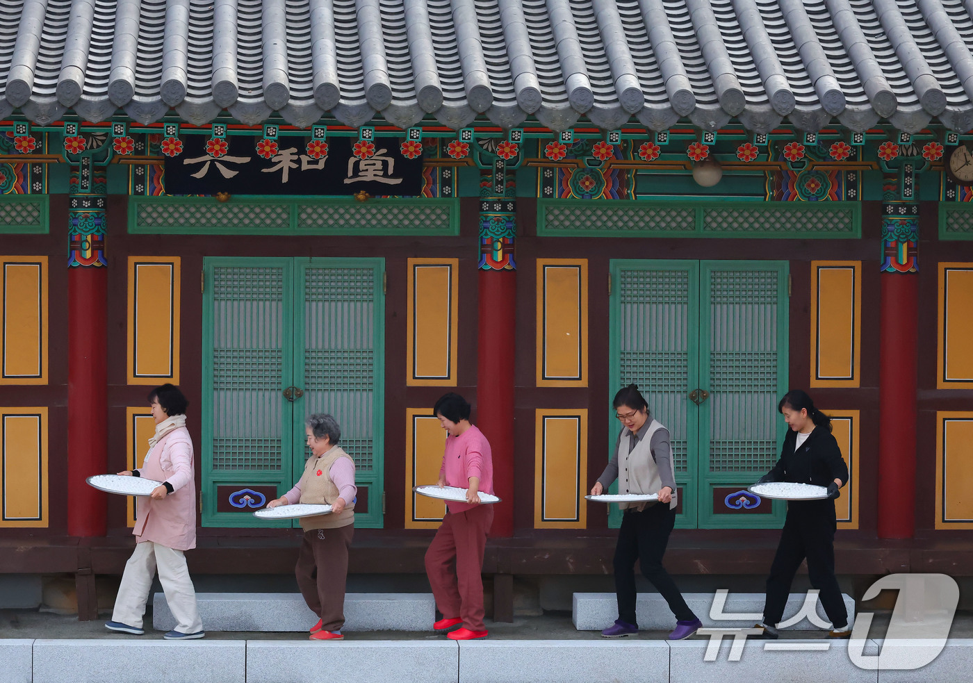 (서울=뉴스1) = 절기상 동지(冬至)를 하루 앞둔 21일 경남 함양군 함양읍 보림사에서 신도들이 동지 팥죽에 들어갈 새알을 옮기고 있다. (함양군 제공. 재판매 및 DB 금지) …